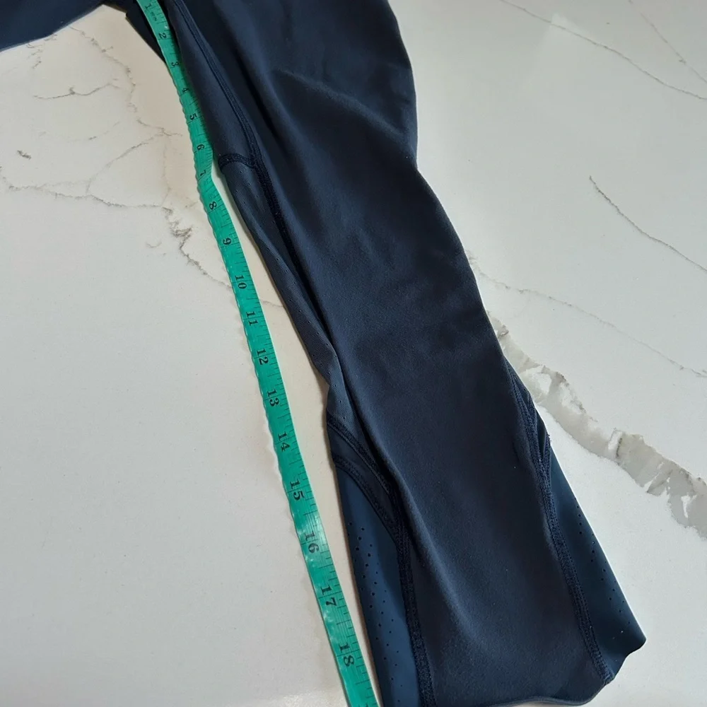 lululemon athletica Women’s Cropped Dark Blue Leggings - Picture 10 of 10